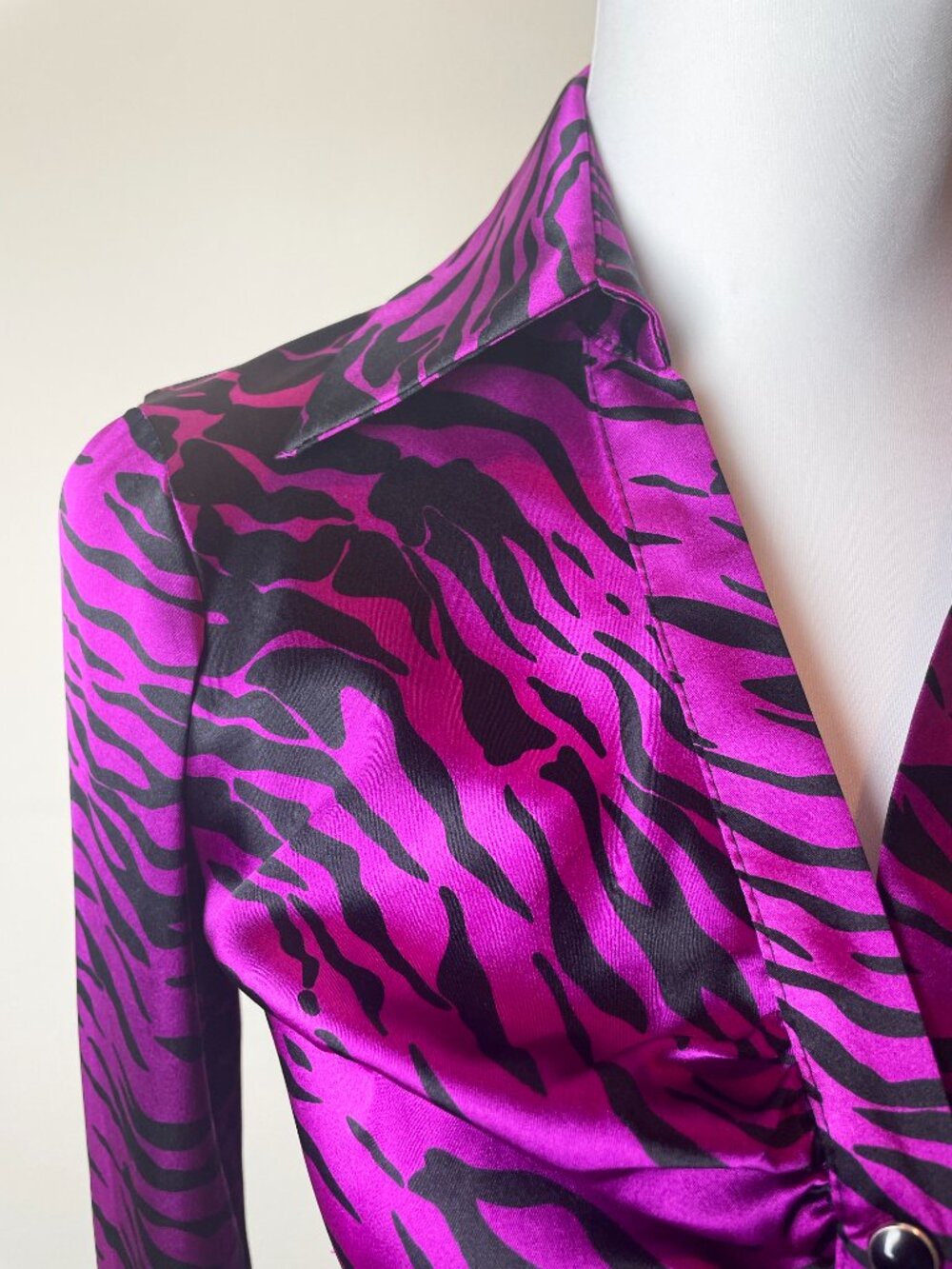 RARE Vintage CACHÉ Silk-Blend Ruched Zebra Blouse Size XS EUC - Picture 3 of 10